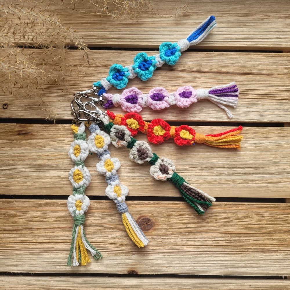 Handmade Macrame Daisy Keychain, Keycharm, Purse Chain,